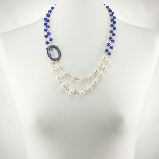 Collana SOPHIA i colori .019 , maglie in alluminio dorato montate con perle bianche maiorca e piccoli cristalli blu.