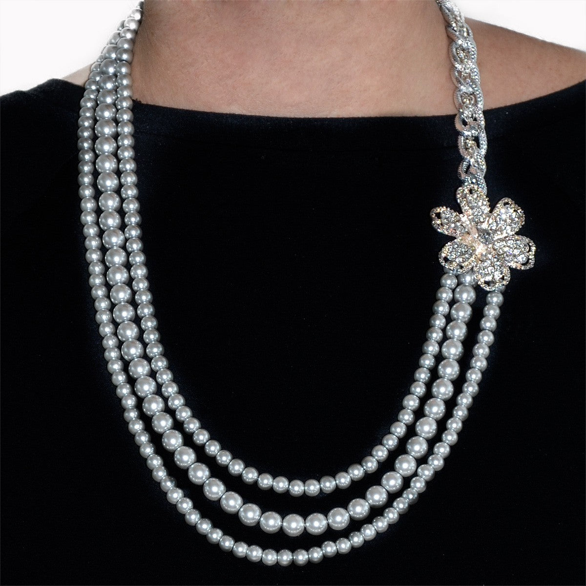 Collana LE PERLE .020  Perle Grigie swarovski, separatore metallo e strass a fiore