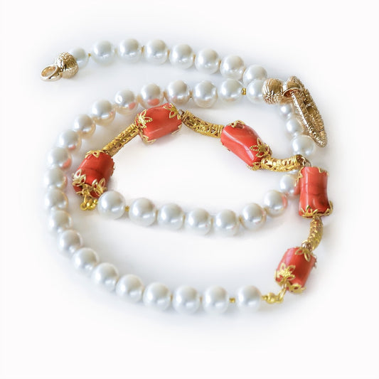 Collana LE PERLE .029 perle e corallo con metallo dorato.