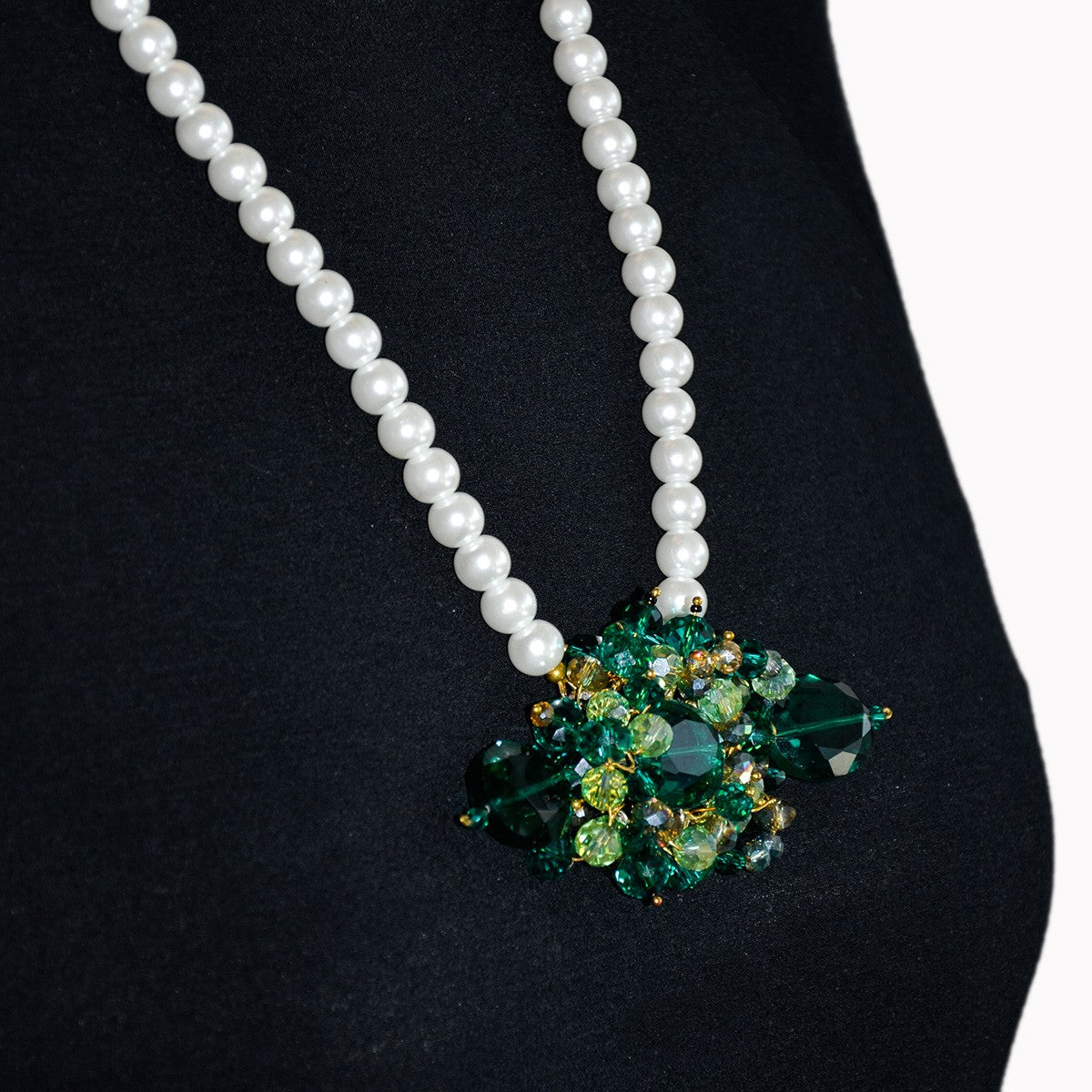 Collana LE PERLE .004.1, perle maiorca e cristalli verdi.