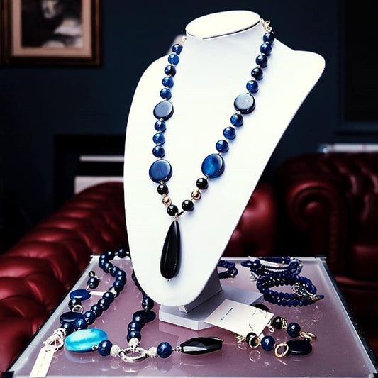 LUXURY Collana .008 perle e tondi  in agata blu e pendente in onice.