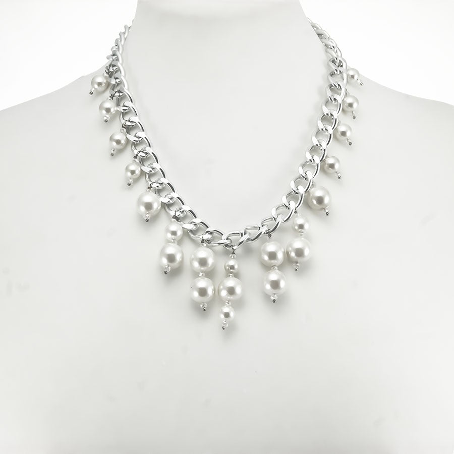 Collana GARBO il vintage .001 maglie in alluminio, perle bianche sintetiche e piccoli cristalli. Stile Anni '20.