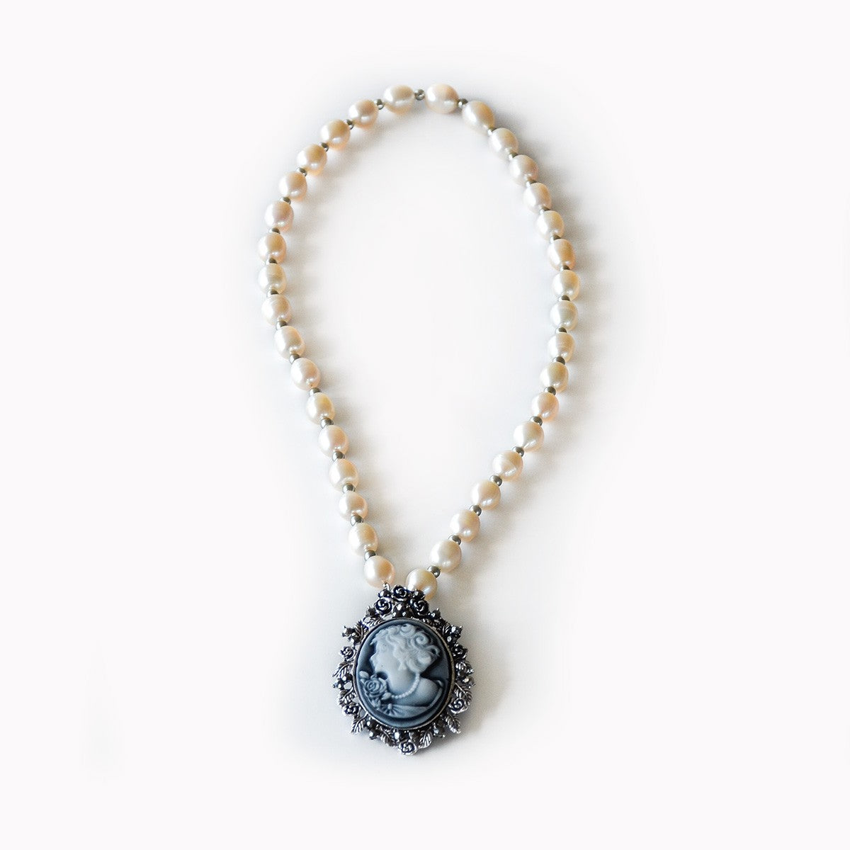 Collana LE PERLE .022, piccole perle barocche, cammeo a spilla.