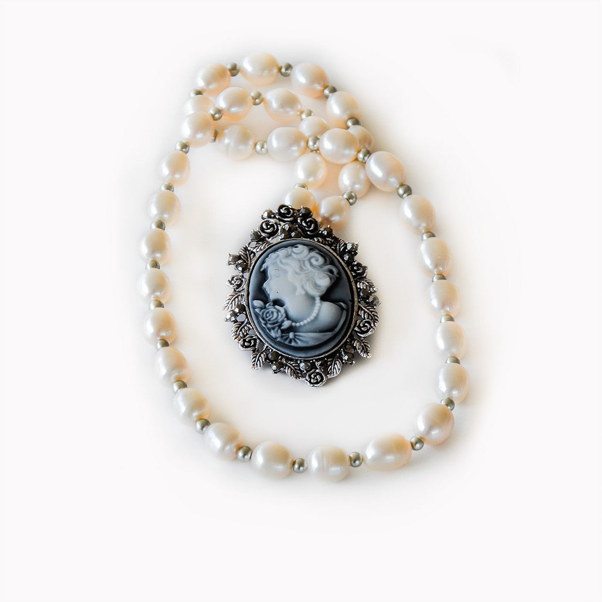 Collana LE PERLE .022, piccole perle barocche, cammeo a spilla.