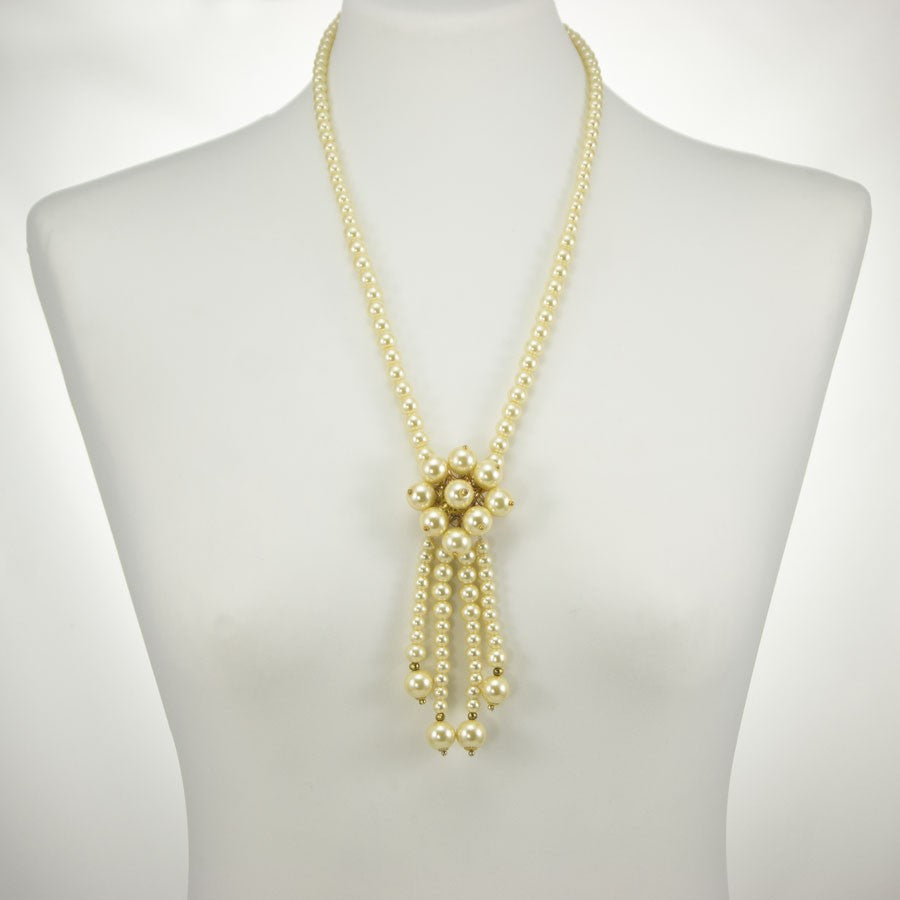 Collana GARBO il vintage .005, perle sintetiche avorio, elemento centrale a fiore , Anni '20.
