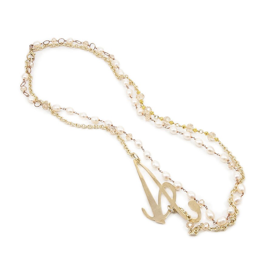 Collana GRACE i metalli .007 due fili di piccole perle barocche e lettera in metallo dorato.