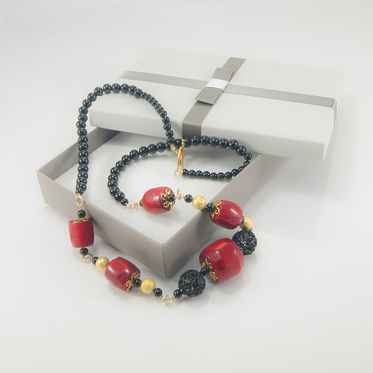 Collana I ROSSI .011, perle onice e bauletti corallo rosso, elementi metallo dorato e nero.