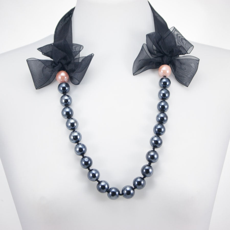 Collana FIOCCO .002 perle ceramica blu  con nastro e fiocco organza nera.
