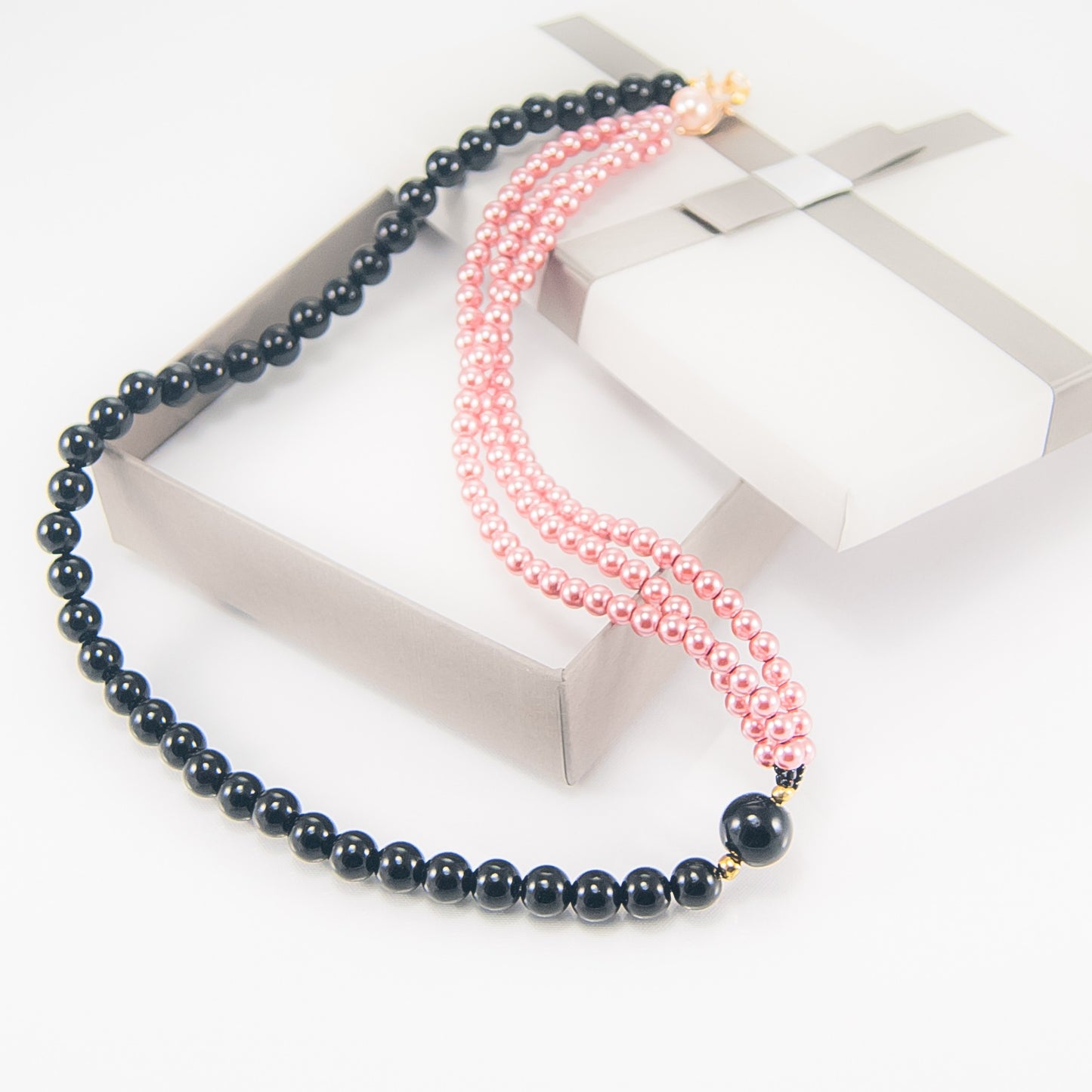 Collana LE PERLE .026, un filo perle onice legate a tre fili piccole perle rosa.
