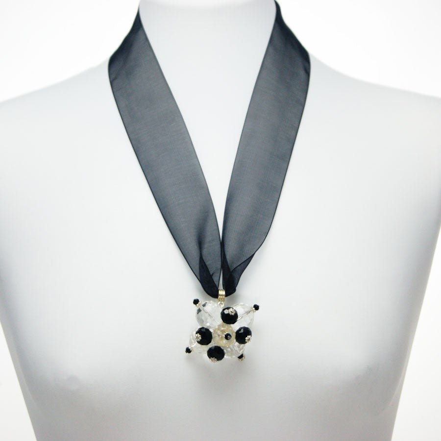 Collana FIOCCO .003, nastro in organza con fiocchi laterali, ciondolo con cristalli.