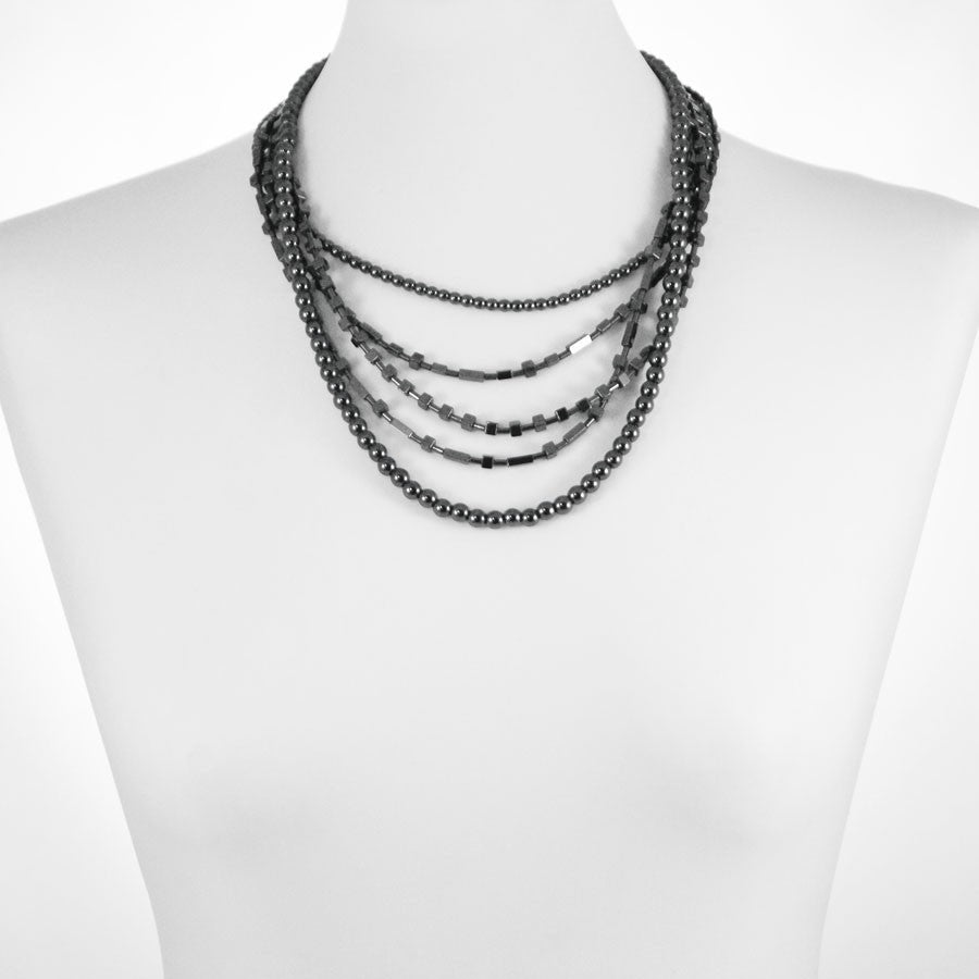 Collana I NERI .001, cinque fili di perle e cubi di hematite chiusura madreperla.