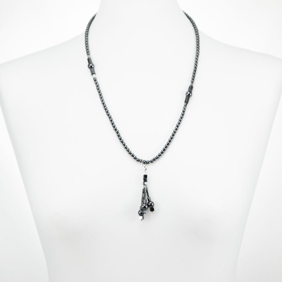 Collana I NERI .002, filo di perline di hematite con diverse forme, con ciondolino.