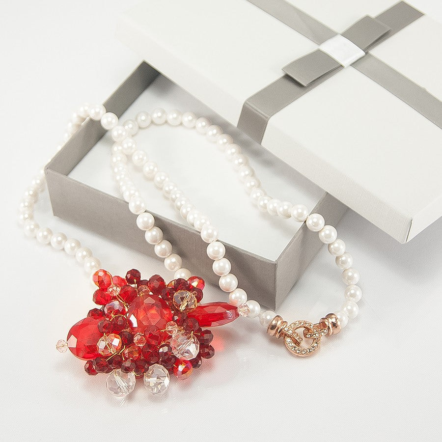 Collana LE PERLE .004.2 perle maiorca e  cristalli toni di rosso.