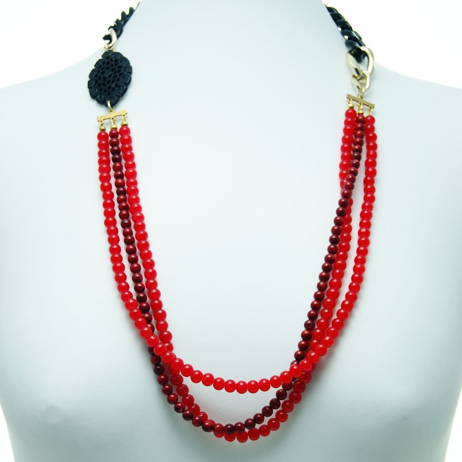 Collana I ROSSI .002 perle in vetro rosso e red agata con catena a maglie nere.