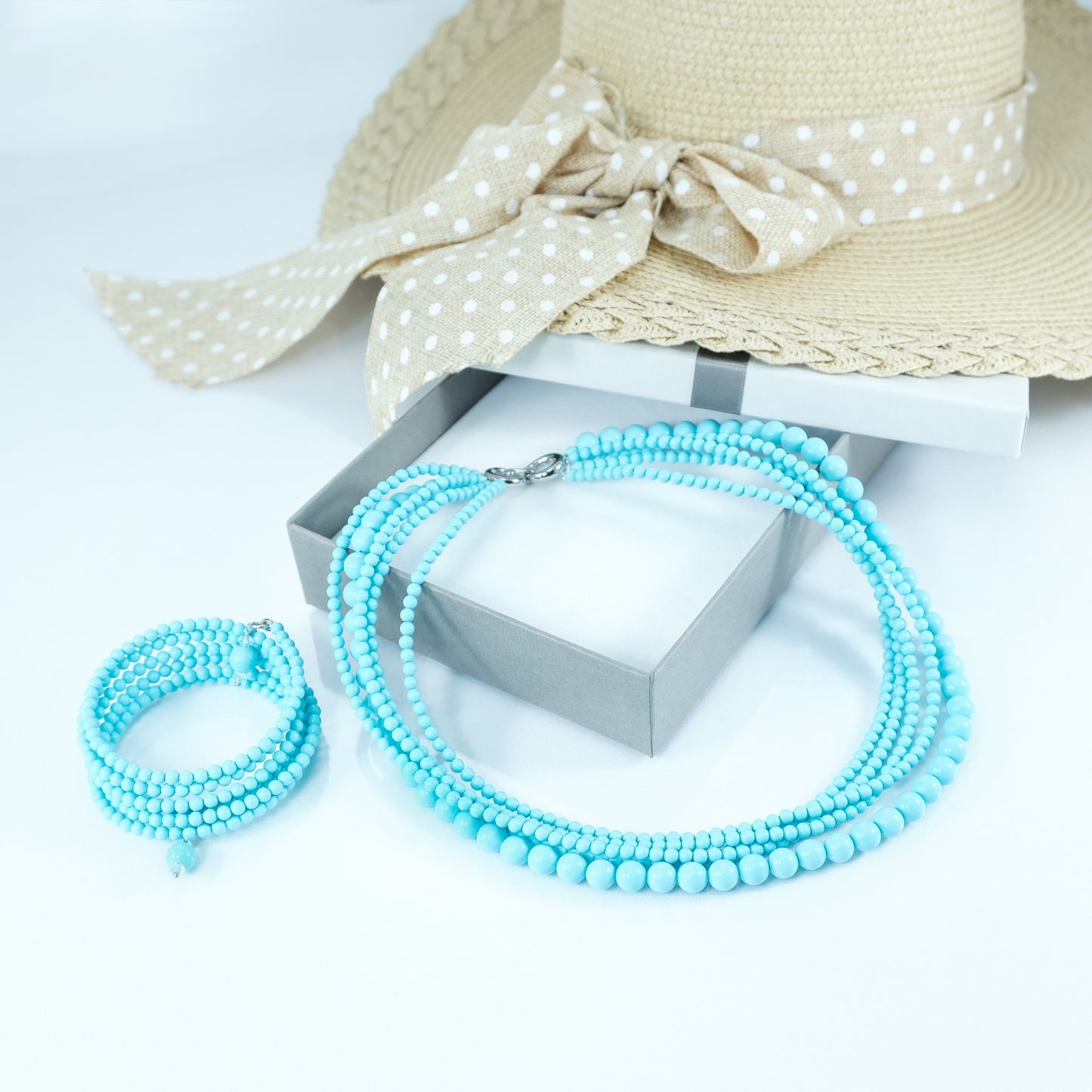 Collana LE PIETRE .041  quattro fili di perline  pasta turchese accerchiate da un filo di perle più grande.
