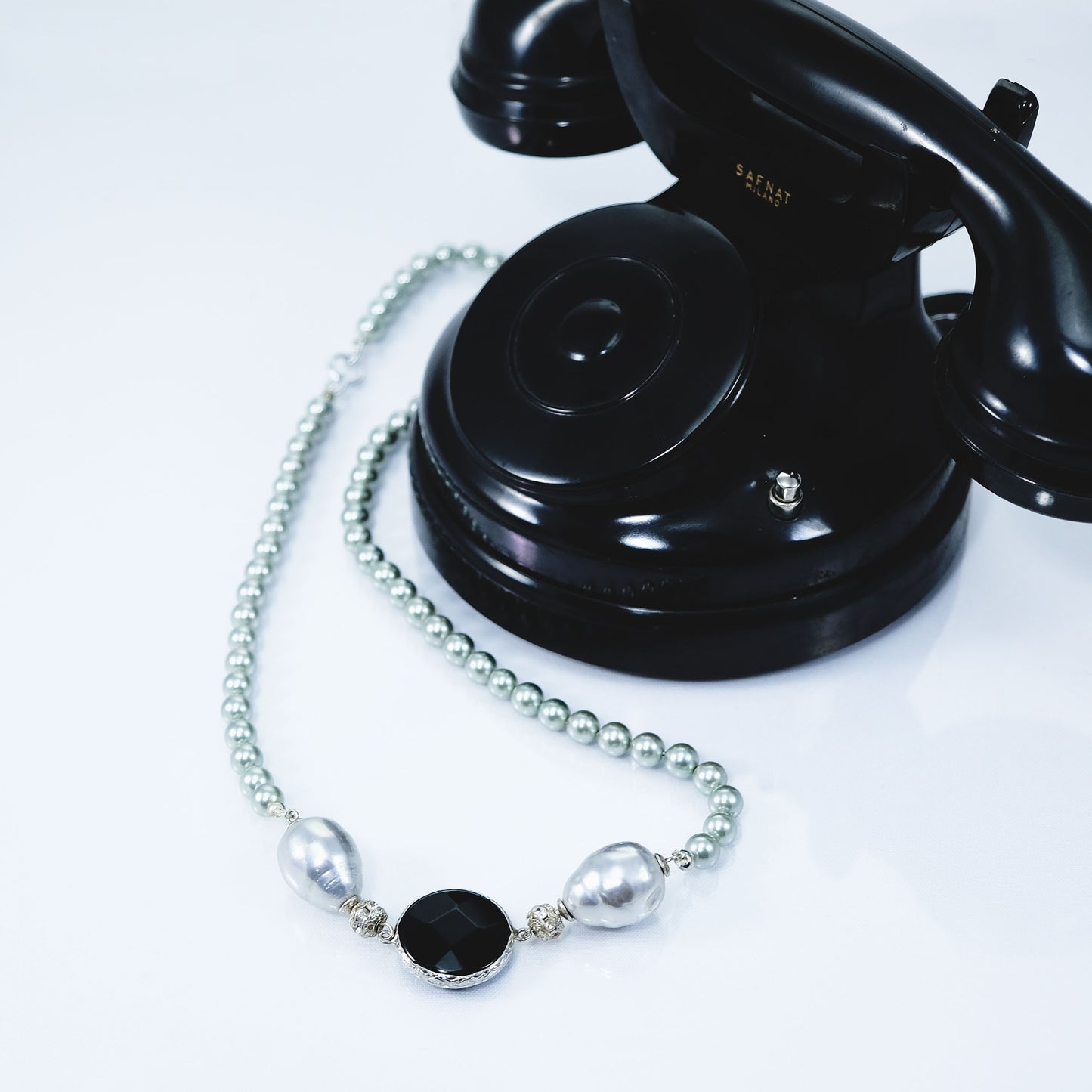 Collana LE PERLE .031 perle grigie, gradi perle barocche e cristallo nero incastonato.