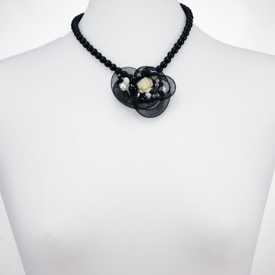 Collana LE ROSE .004, filo di perle onice e centrale resina perle, rete nera e cristalli.