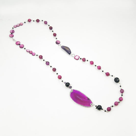 Collana LE PIETRE .082 perle quarzo rosa, onice, piastra quarzo incastonata e metallo.