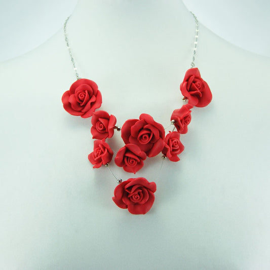 Collana LE ROSE .007, rose rosse in silicone sospese su fili metallo, disegno a scalare.