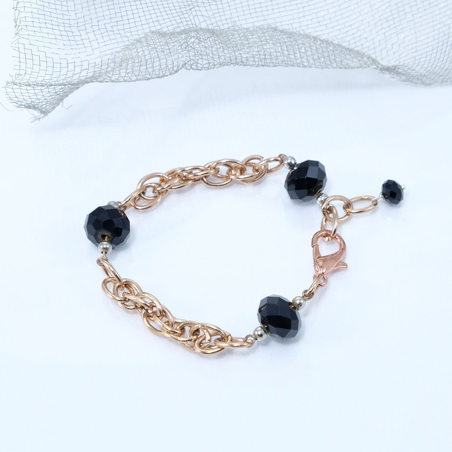 Bracciale GRACE  i metalli .016 Cristalli neri e catena intrecciata bronzata.