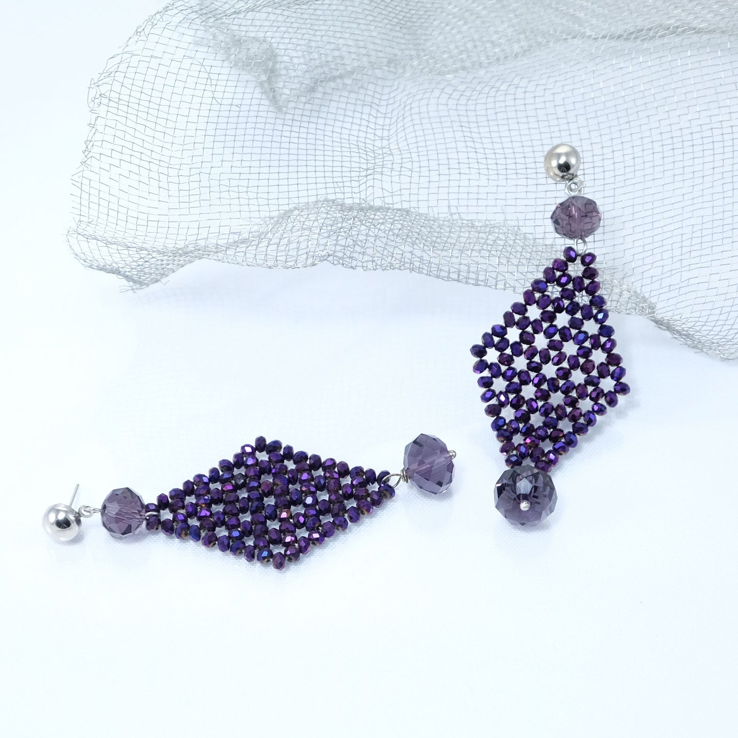 Orecchini I CRISTALLI .030  piccoli cristalli viola formano un rombo, monachelle acciaio.