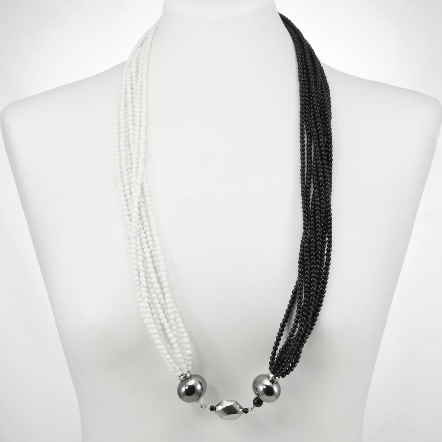 Collana LUCEOMBRA .004, lunga, piccole perle onice bianco e nero, elementi in materiale lucido.
