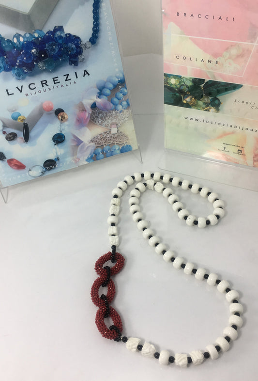 Collana SOPHIA i colori .017 lungo filo perle sintetiche bianche lisce e incise, onici e laterale rosso.