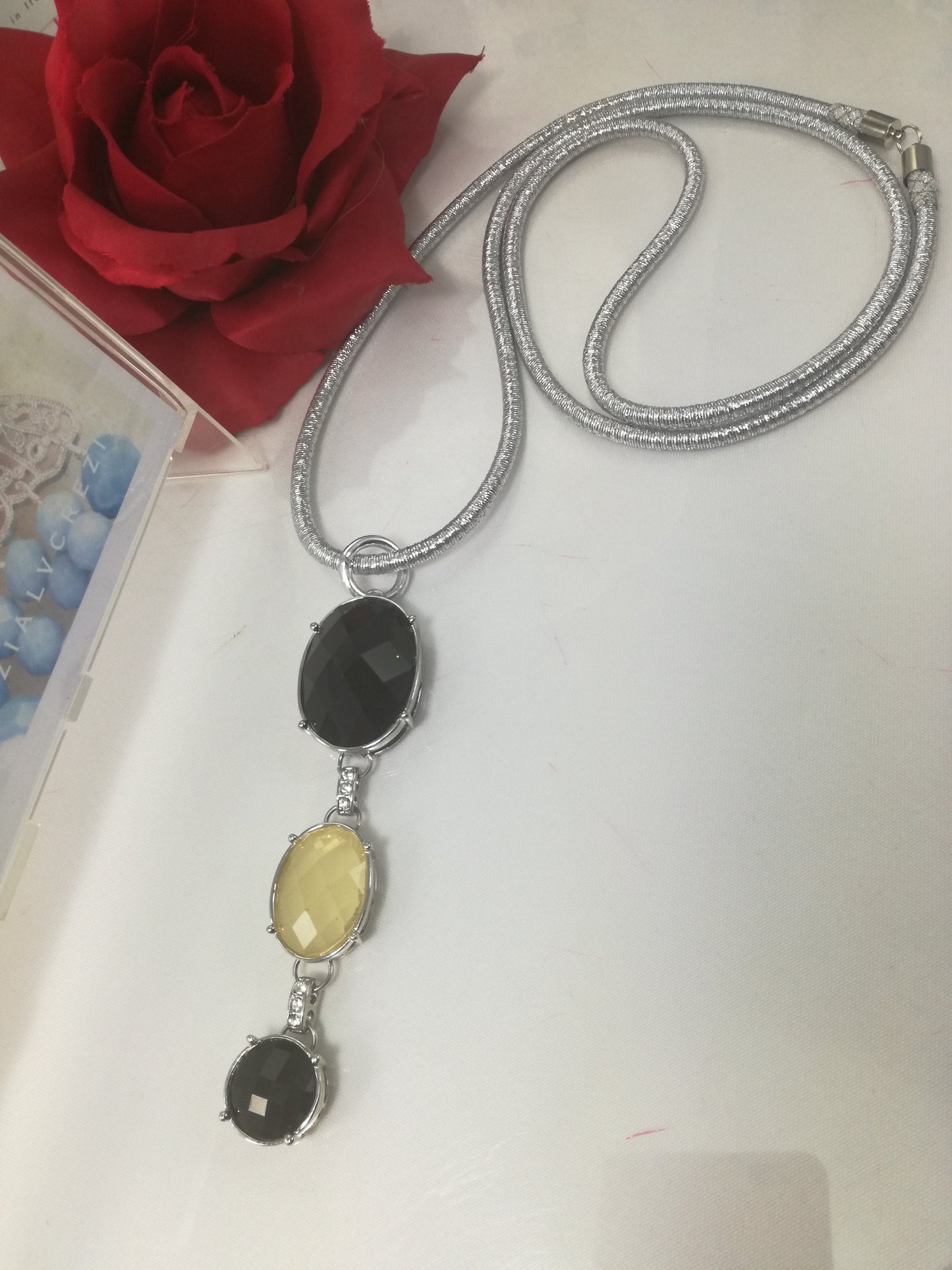 Collana ZELDA .051 lungo filo argenteo con ciondolo a tre cristalli incastonati.