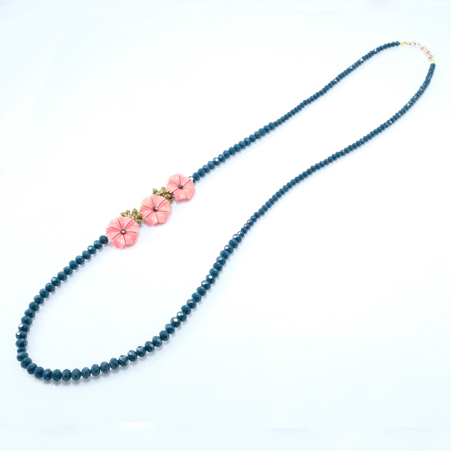 Collana I CRISTALLI .070 lunga cristalli blu cobalto con fiori rosa e ciondolini verdi,