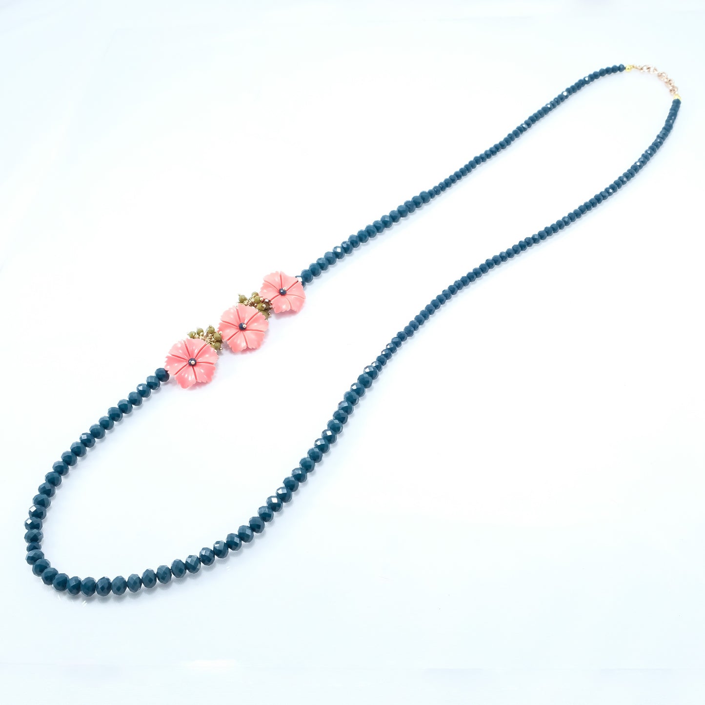 Collana I CRISTALLI .052 lunga cristalli blu cobalto con fiori rosa e ciondolini verdi,