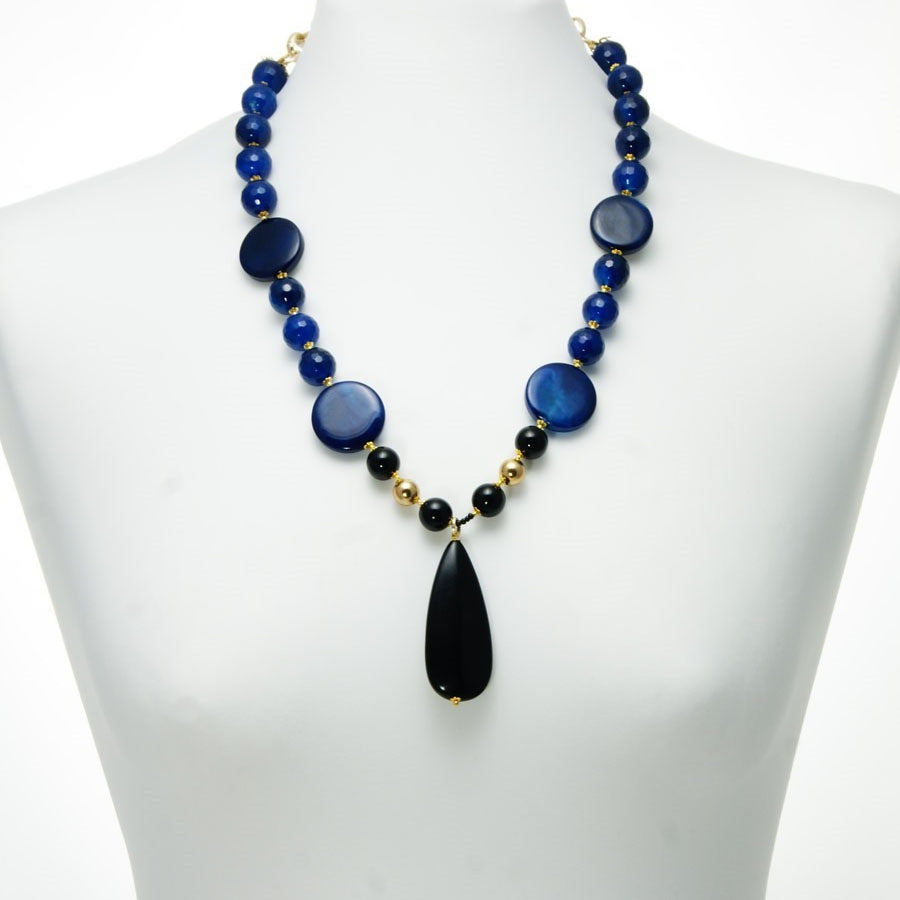 LUXURY Collana .008 perle e tondi  in agata blu e pendente in onice.