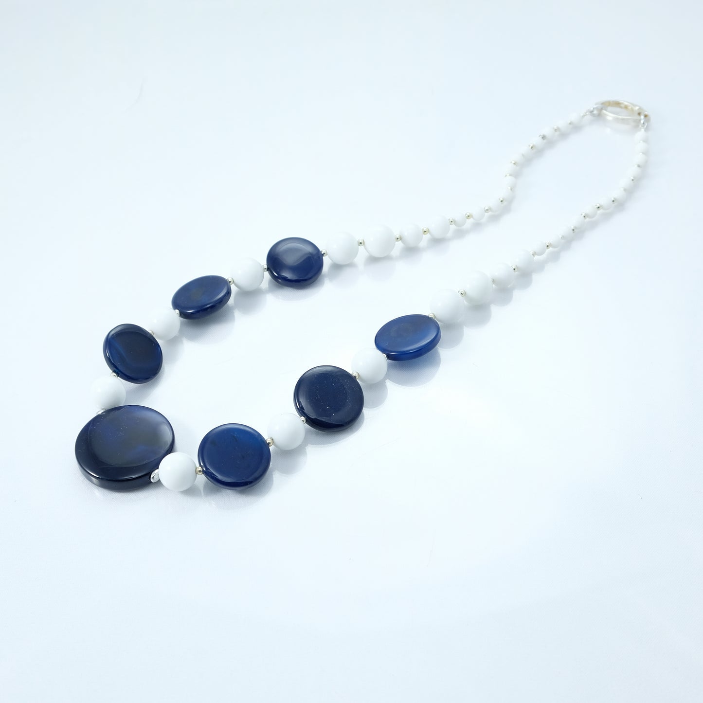 Collana LE PIETRE .055 piccole perle agata bianca e bottoni agata blu.