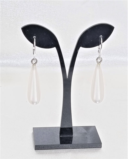 Orecchini LE PERLE .034 perle a goccia lunga bianche perlacee in resina.
