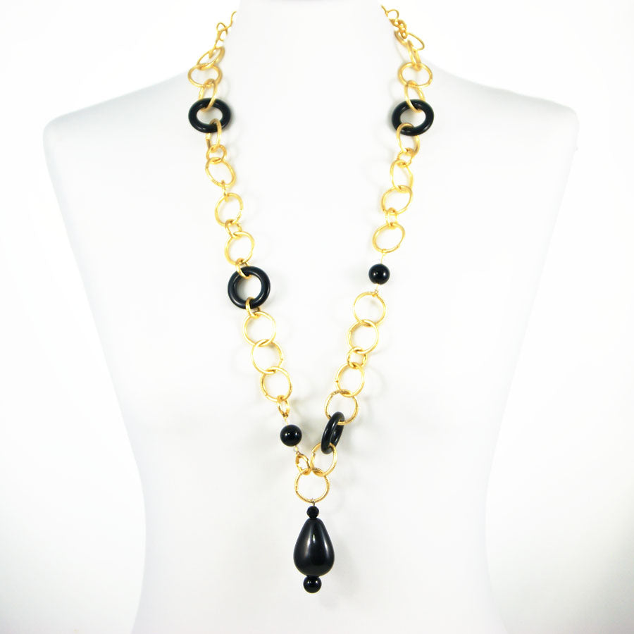 Collana GRACE i metalli .018 maglie dorate e resina nera ciondolo grande goccia nera in ceramica.