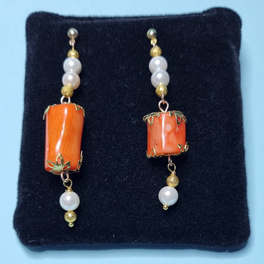 Orecchini LE PERLE .028 perline cubetto corallo, monachella a clips.