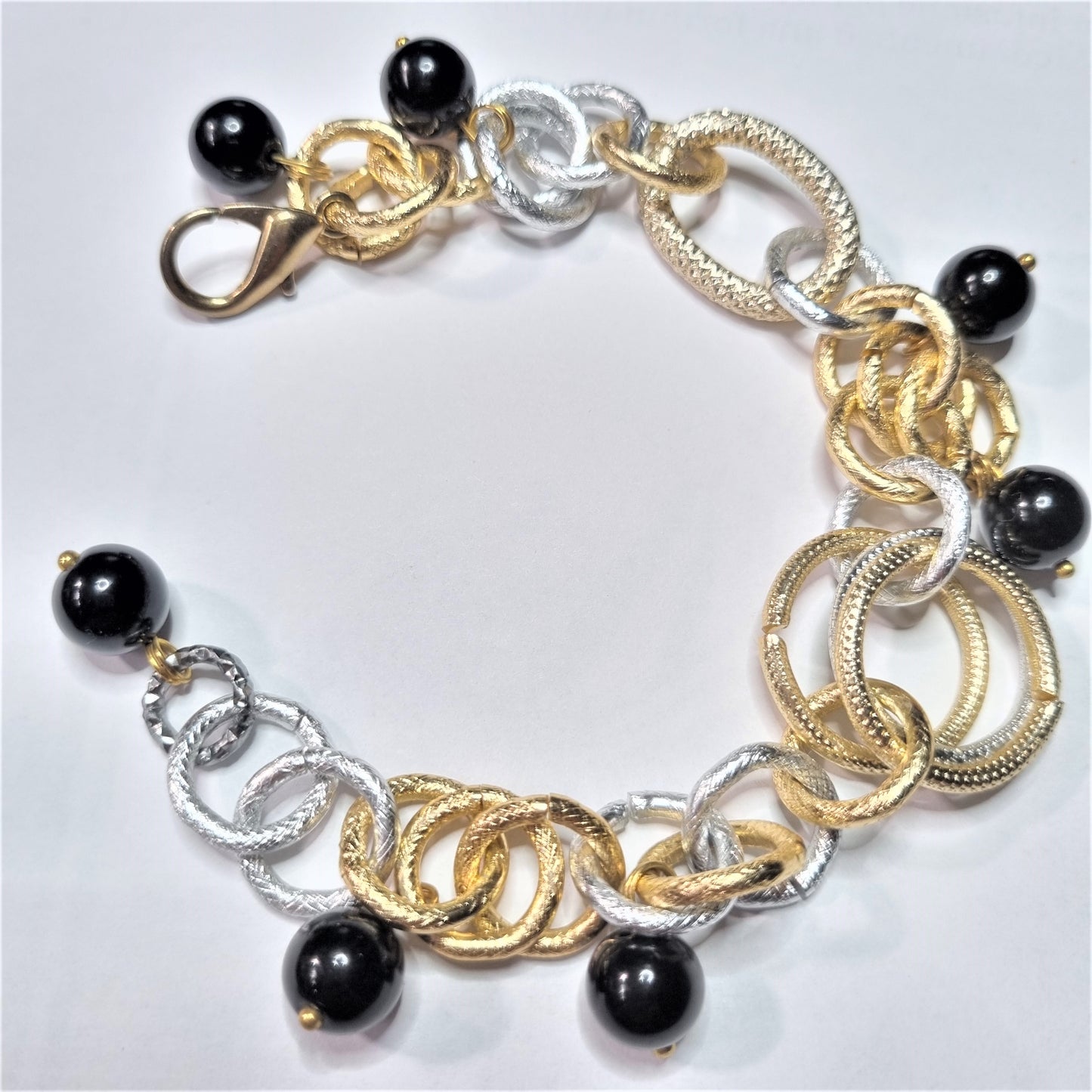 Collana GRACE i metalli .018 maglie dorate e resina nera ciondolo grande goccia nera in ceramica.