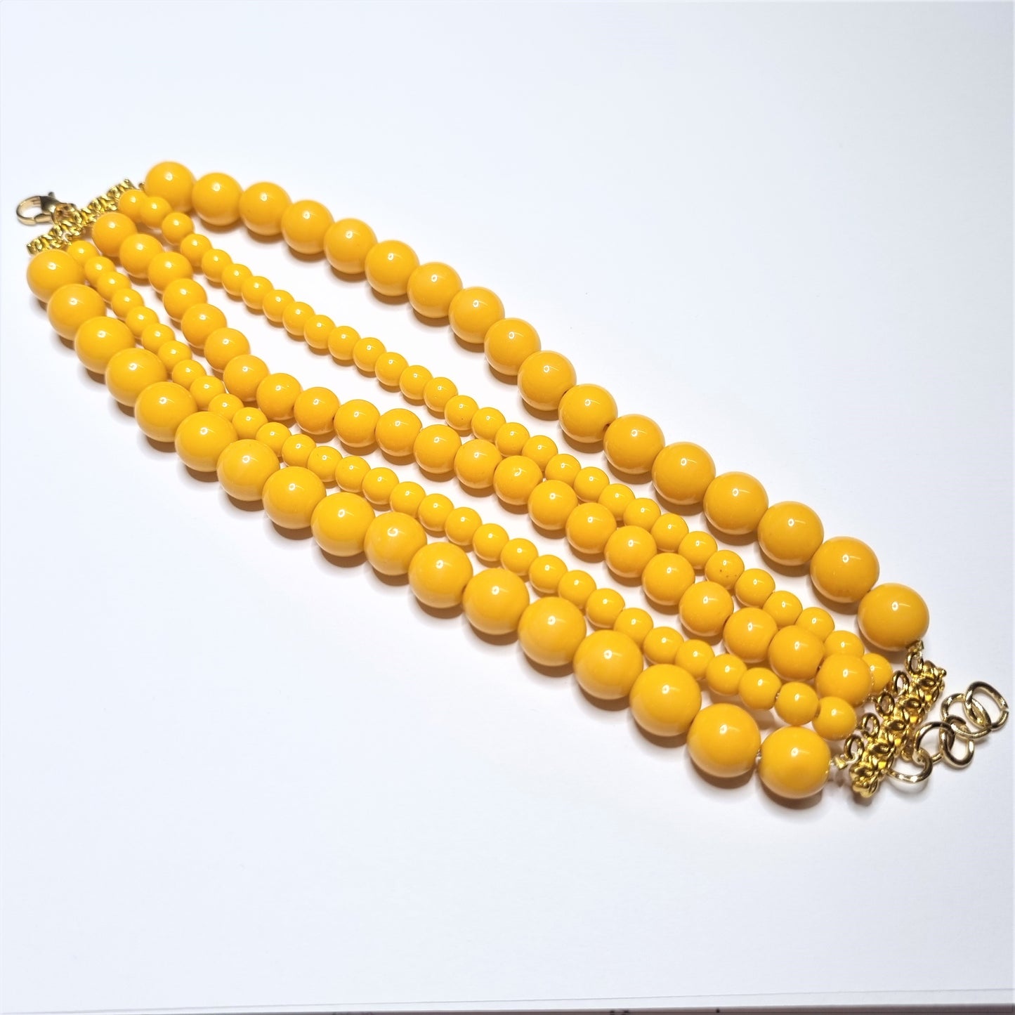 Bracciale LE PERLE .050  fascia di perle colore giallo e metallo dorato.